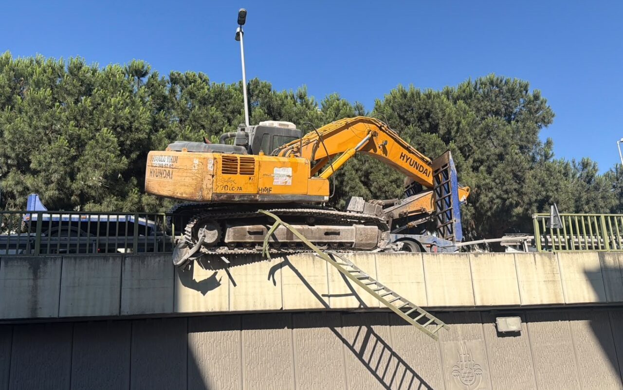 İSTANBUL (AA) – Bahçelievler'de seyir halindeki tırın üzerinden düşen ekskavatör