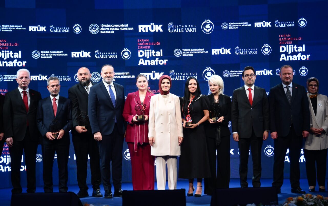 - "Türkiye, dijital kuşatmayı erken fark eden ve bu konuda