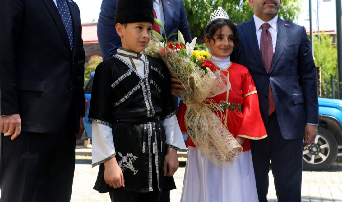 - "Bir taraftan içeride tarihi adımlar atarken, diğer taraftan da