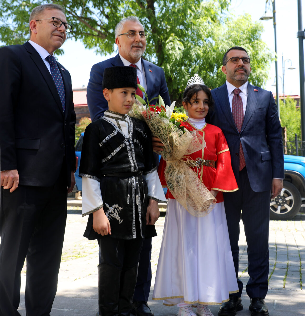 - "Bir taraftan içeride tarihi adımlar atarken, diğer taraftan da