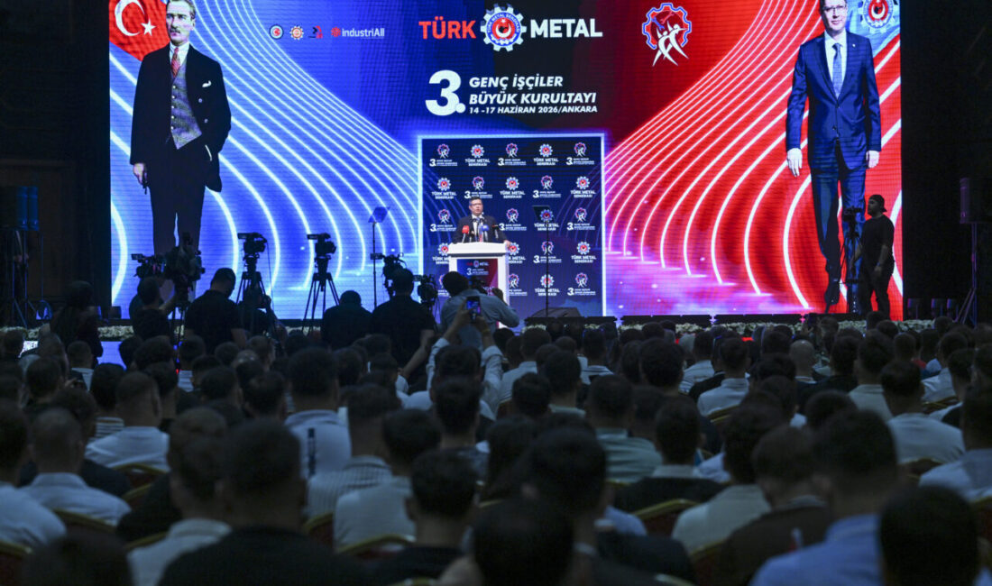 - "Dijital bağımlılık, aşırı sosyal medya kullanımından, illegal siteler aracılığıyla