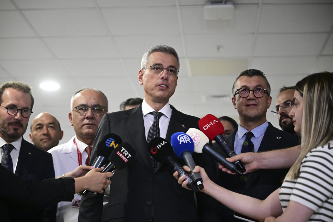 - "Türkiye sağlık sanayisinde artık yavaş yavaş ipuçlarını verdiği başarılara