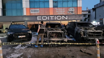 İSTANBUL (AA) – İstanbul’un Bakırköy ilçesinde park halindeki otomobillerde çıkan