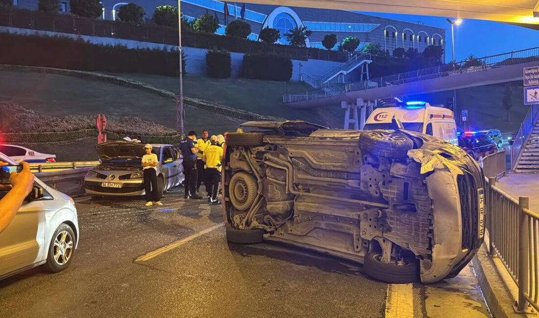İSTANBUL (AA) – Bakırköy'de hafif ticari araç ile otomobilin çarpışması