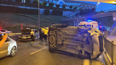 İSTANBUL (AA) – Bakırköy'de hafif ticari araç ile otomobilin çarpışması