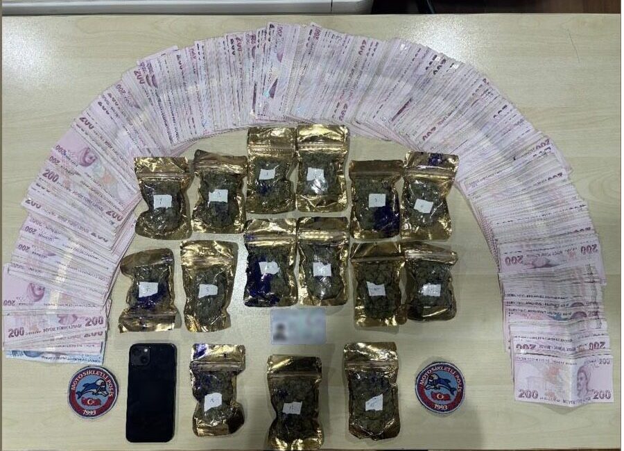 İSTANBUL (AA) – Bakırköy'de polisin kontrol amaçlı durdurduğu otomobilde uyuşturucu