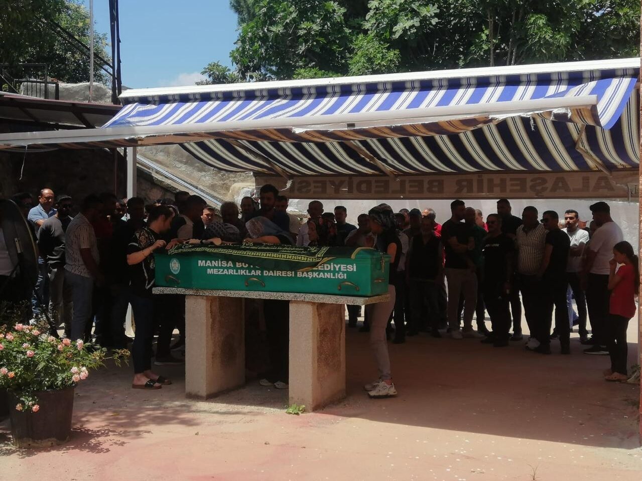 MANİSA (AA) – Balayı tatili için Muğla'nın Fethiye ilçesine giden