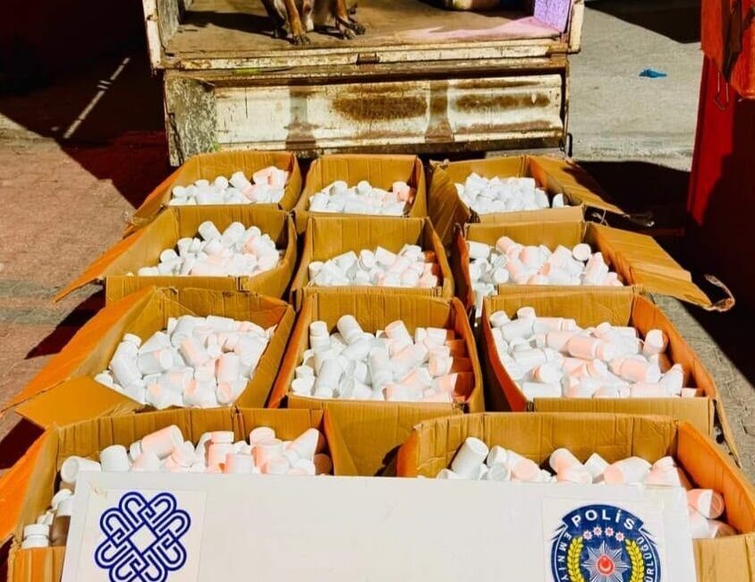 BALIKESİR (AA) – Balıkesir'de düzenlenen operasyonda, bir kamyonetteki ev eşyalarının