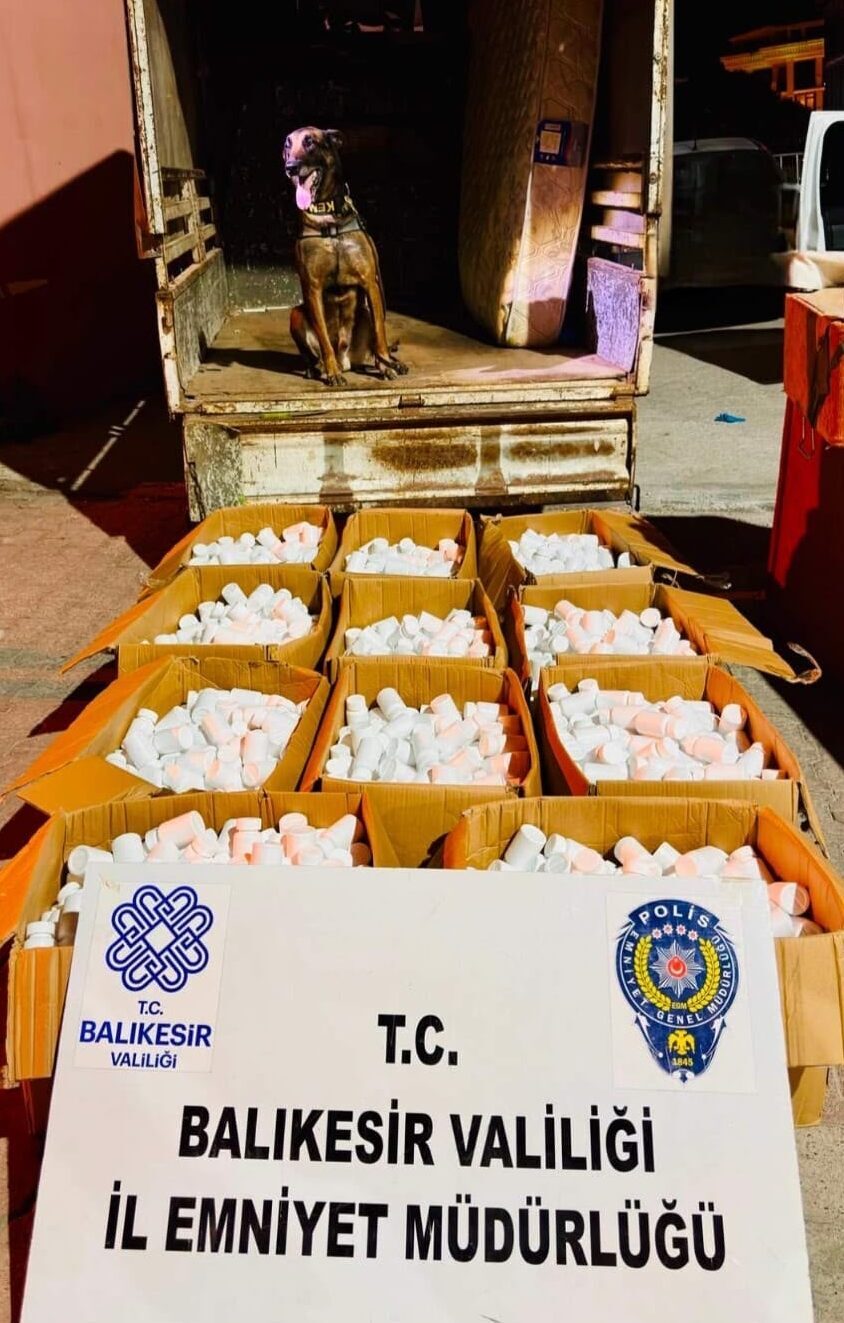 BALIKESİR (AA) – Balıkesir'de düzenlenen operasyonda, bir kamyonetteki ev eşyalarının