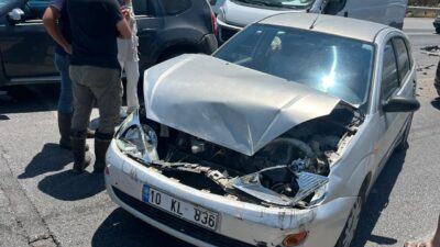 BALIKESİR (AA) – Balıkesir'in Susurluk ilçesinde 6 aracın karıştığı zincirleme