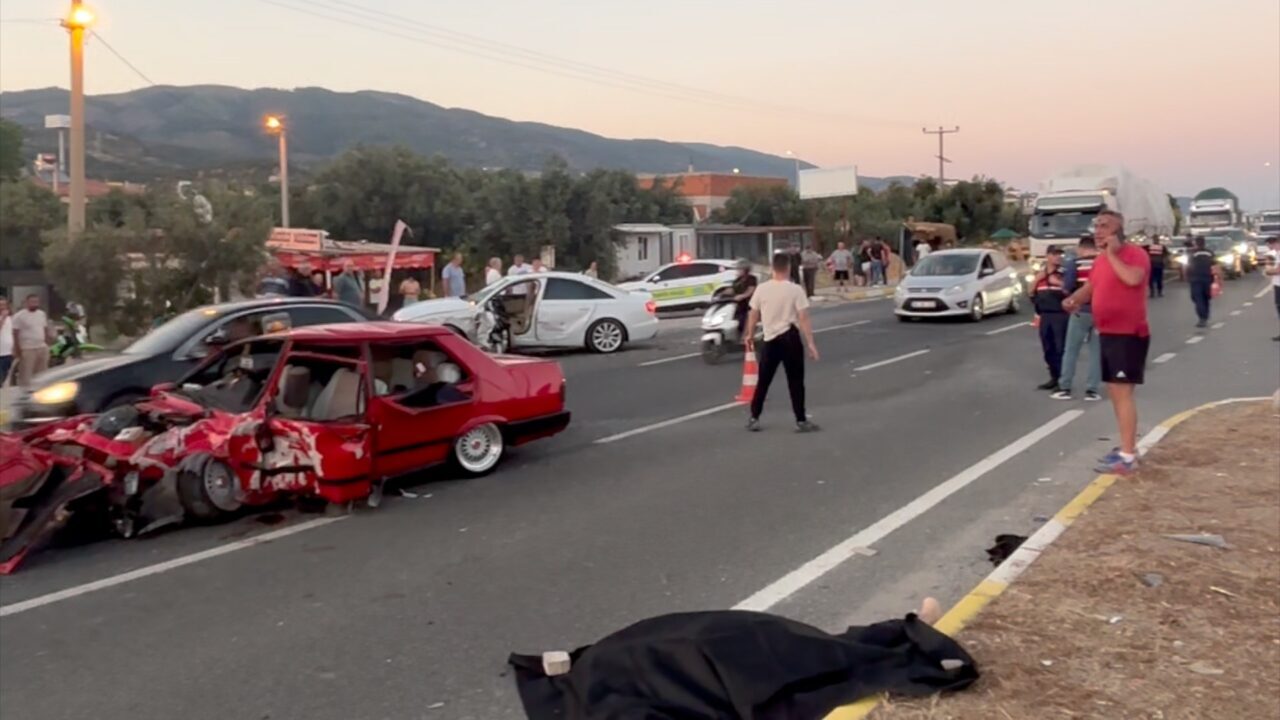 BALIKESİR (AA) – Balıkesir'in Edremit ilçesinde iki otomobilin çarpışması sonucu