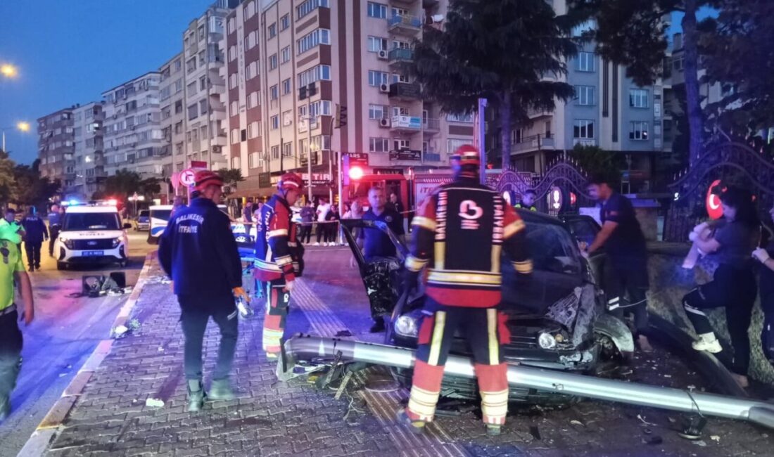 BALIKESİR (AA) – Balıkesir'in merkez Karesi ilçesinde, otomobilin istinat duvarına