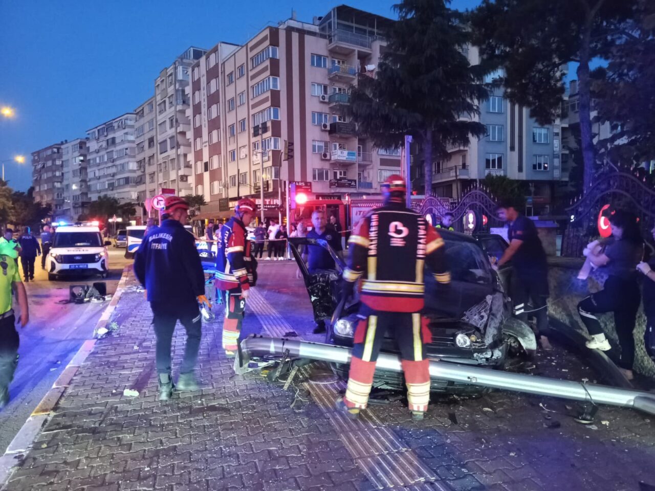 BALIKESİR (AA) – Balıkesir'in merkez Karesi ilçesinde, otomobilin istinat duvarına