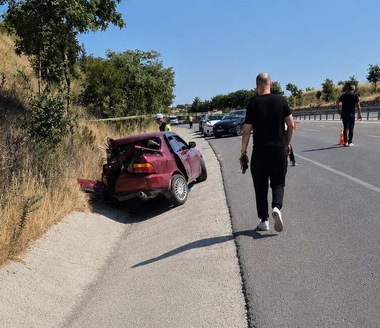 BALIKESİR (AA) – Balıkesir'in Bigadiç ilçesinde süt tankerinin emniyet şeridinde