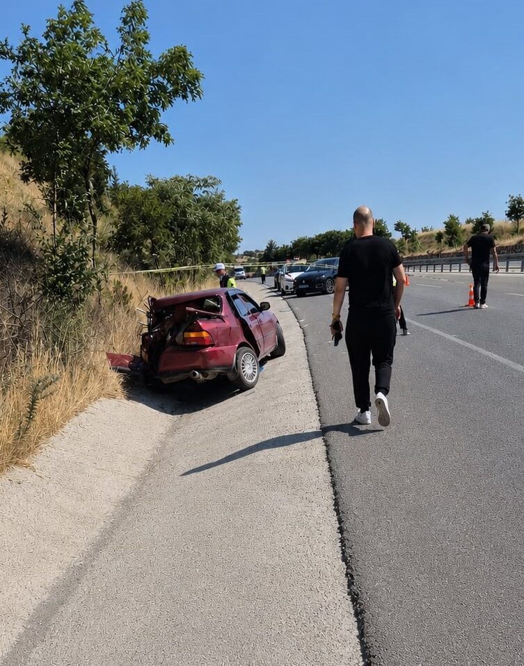 BALIKESİR (AA) – Balıkesir'in Bigadiç ilçesinde süt tankerinin emniyet şeridinde