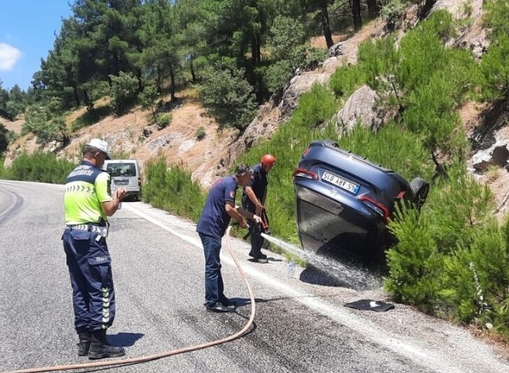 BALIKESİR (AA) – Balıkesir'in Sındırgı ilçesinde tıra çarparak şarampole devrilen