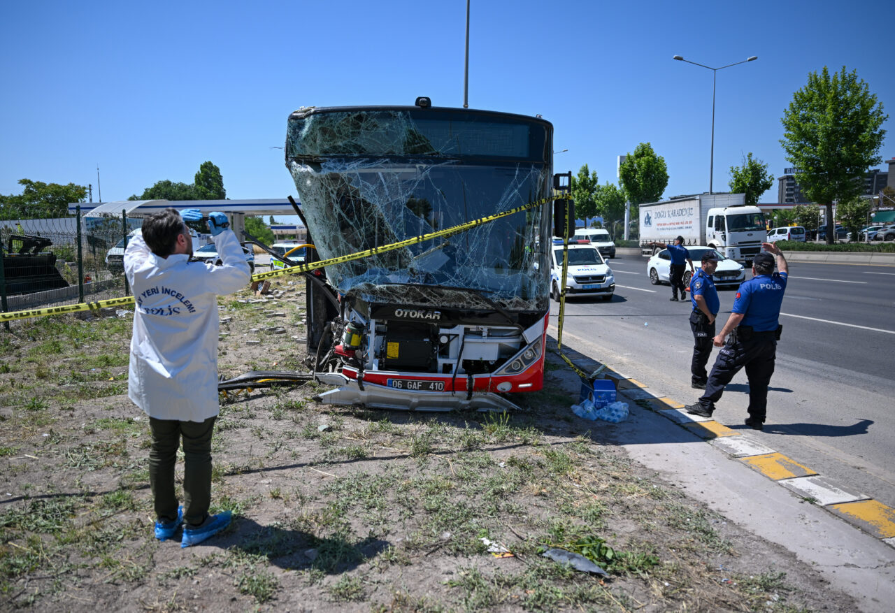 ANKARA (AA) – Başkentte EGO otobüsünün ticari araçla çarpışıp ardından