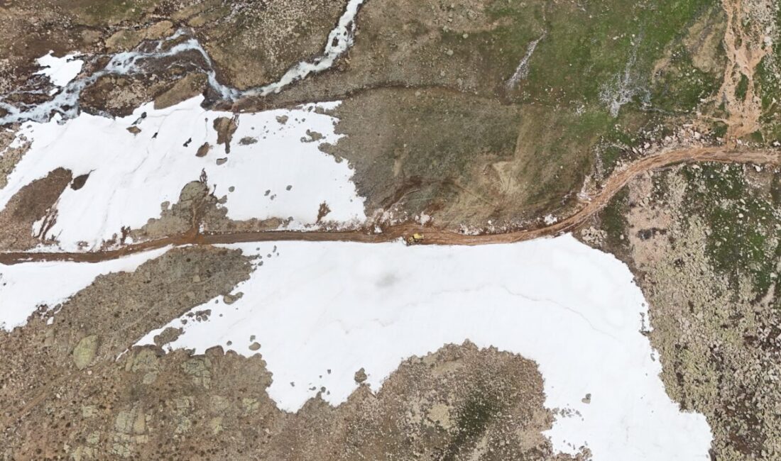 BAYBURT (AA) – Bayburt'ta İl Özel İdaresi ekipleri, yayla yollarında