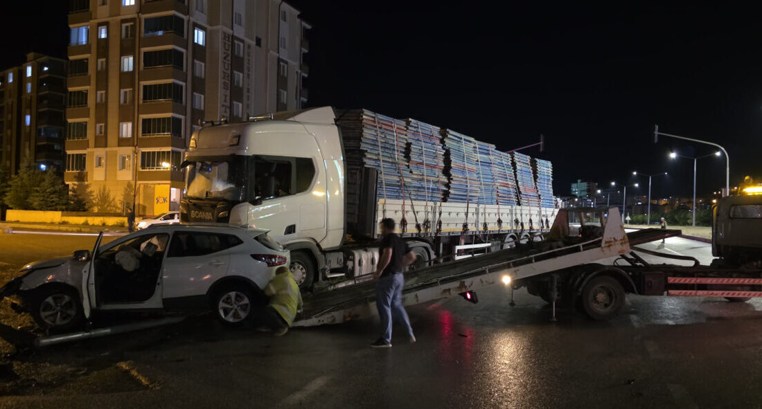 BAYBURT (AA) – Bayburt'ta kırmızı ışıkta geçen tırın çarptığı cipin