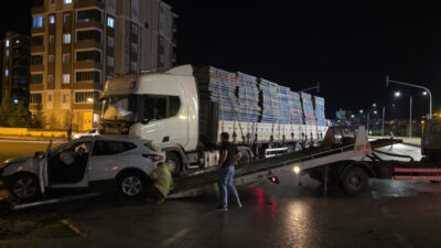 BAYBURT (AA) – Bayburt'ta kırmızı ışıkta geçen tırın çarptığı cipin