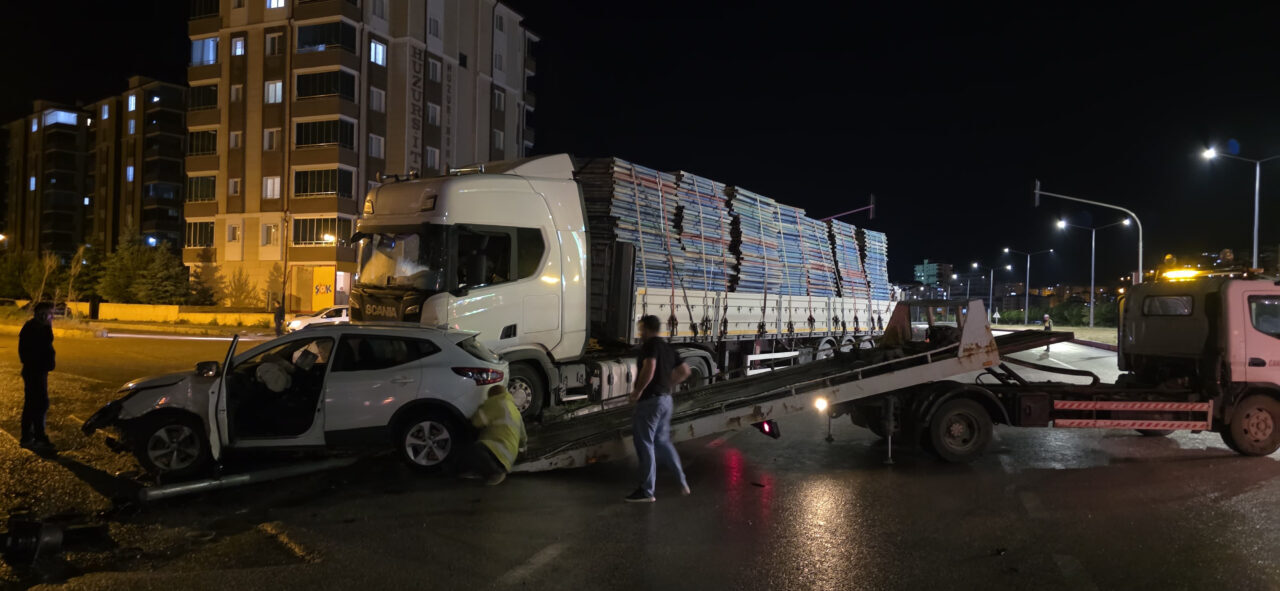 BAYBURT (AA) – Bayburt'ta kırmızı ışıkta geçen tırın çarptığı cipin