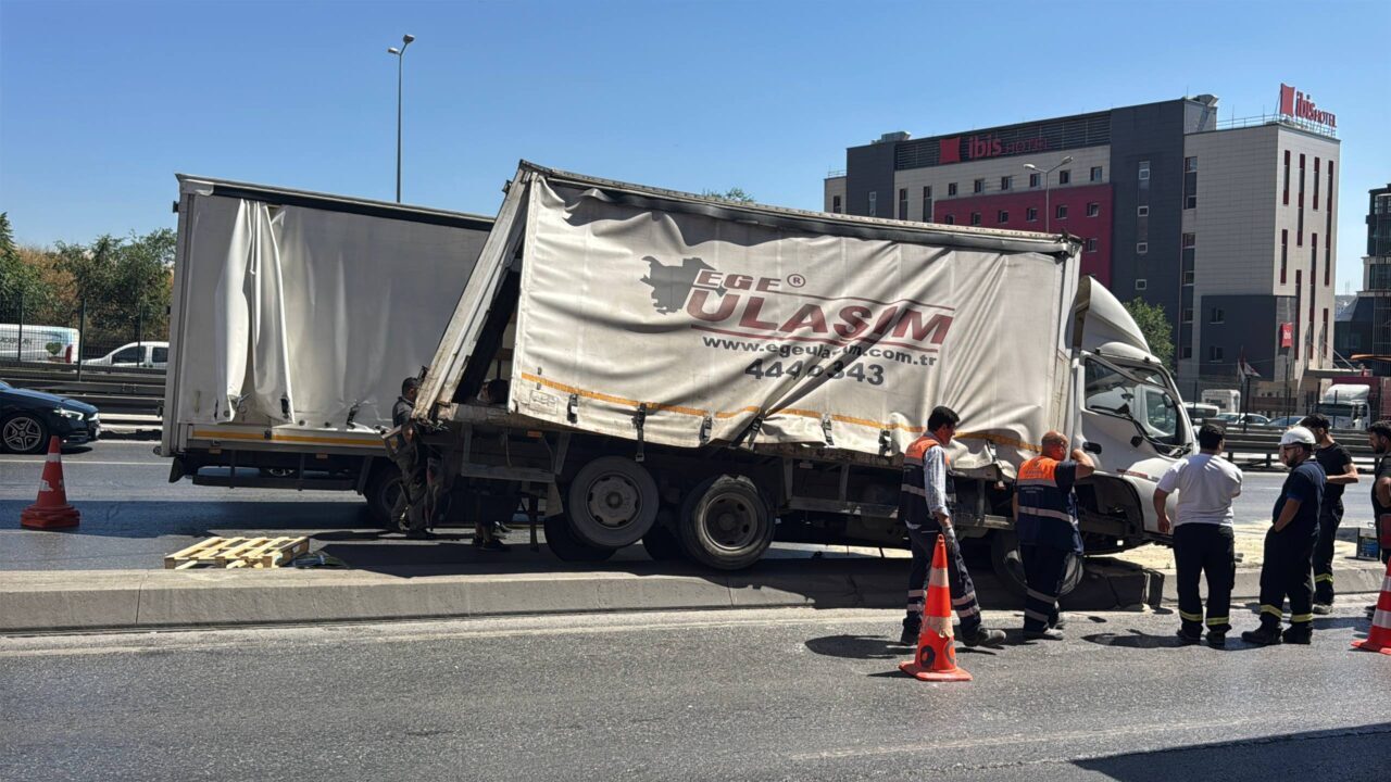 İSTANBUL (AA) – Beylikdüzü'nde kontrolden çıkan kamyonet aydınlatma direğine çarptıktan