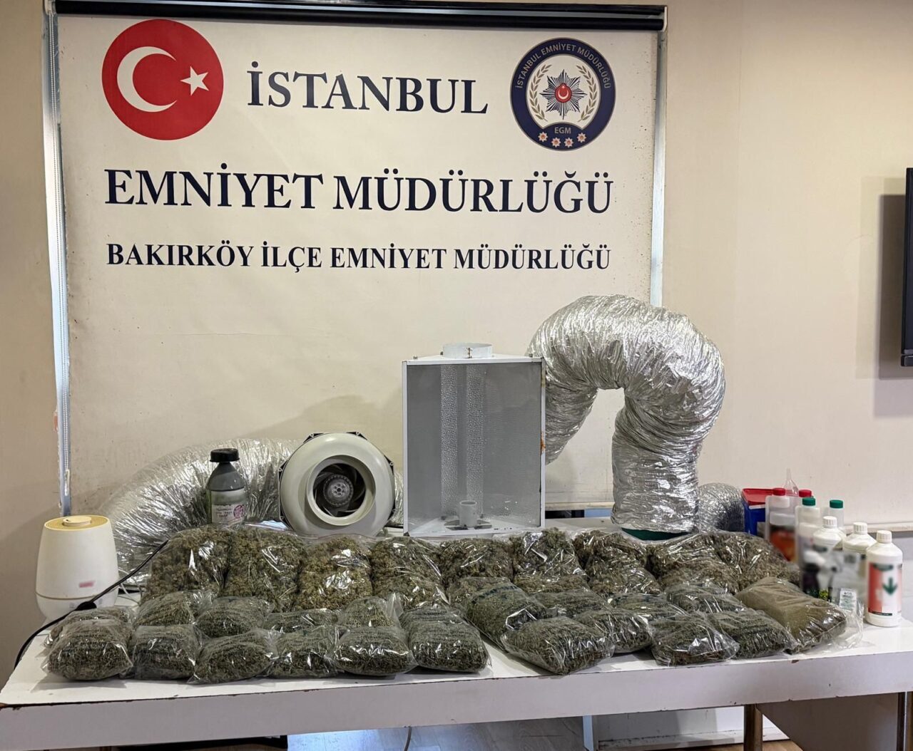 İSTANBUL (AA) – Beylikdüzü'nde uyuşturucu operasyonunda 2 şüpheli gözaltına alındı.