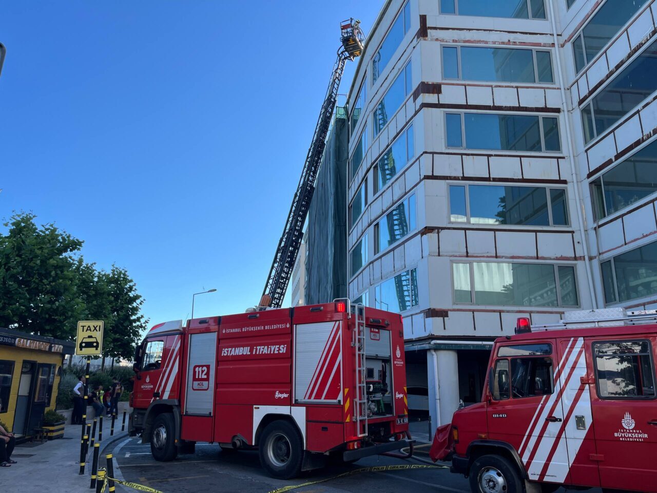 İSTANBUL (AA) – Beyoğlu'nda 6 katlı binada çıkan yangın itfaiye