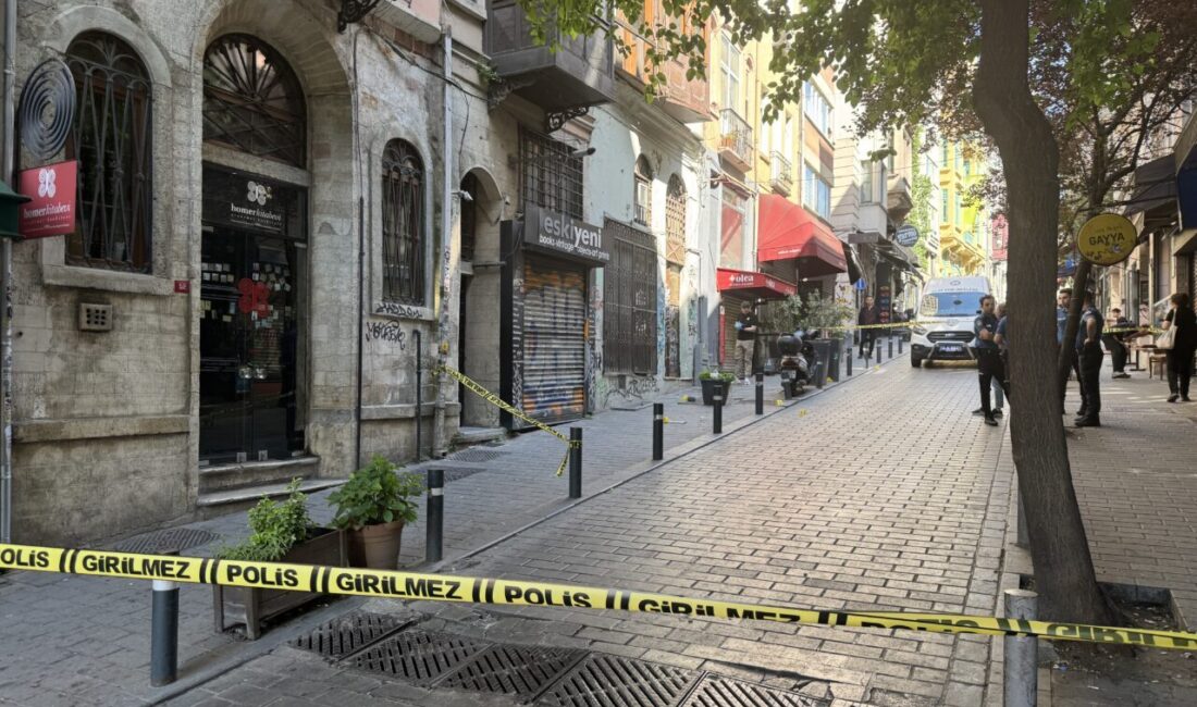 İSTANBUL (AA) – Beyoğlu'nda yürüdüğü sırada arkasından yaklaşan şüpheli tarafından
