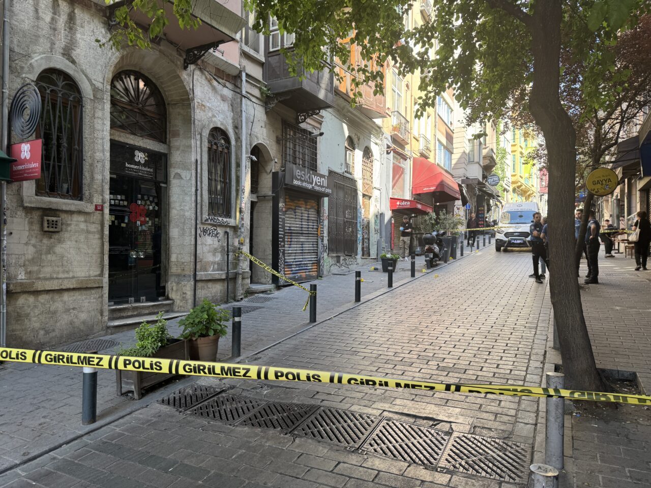 İSTANBUL (AA) – Beyoğlu'nda yürüdüğü sırada arkasından yaklaşan şüpheli tarafından