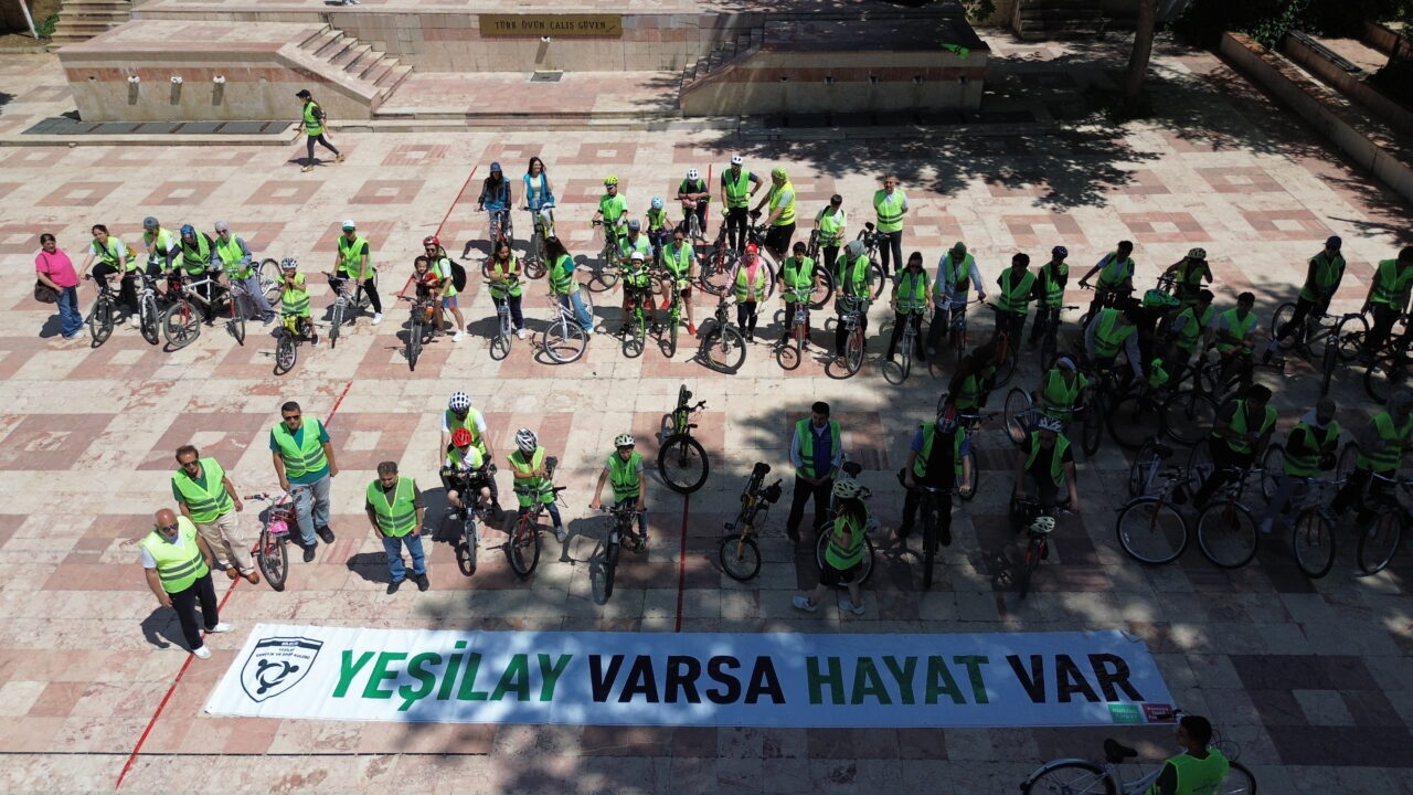 BİLECİK (AA) – Bilecik'te 13. Geleneksel Yeşilay Bisiklet Turu gerçekleştirildi.