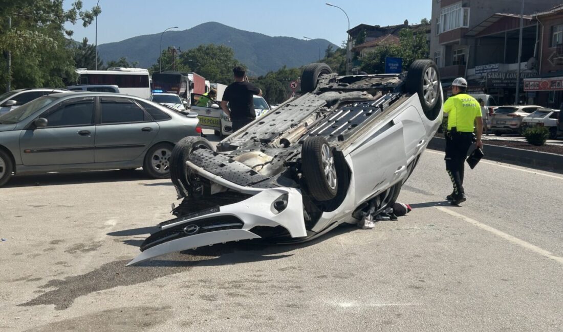 BİLECİK (AA) – Bilecik'te otomobilin devrilmesi sonucu 2 kişinin yaralandığı