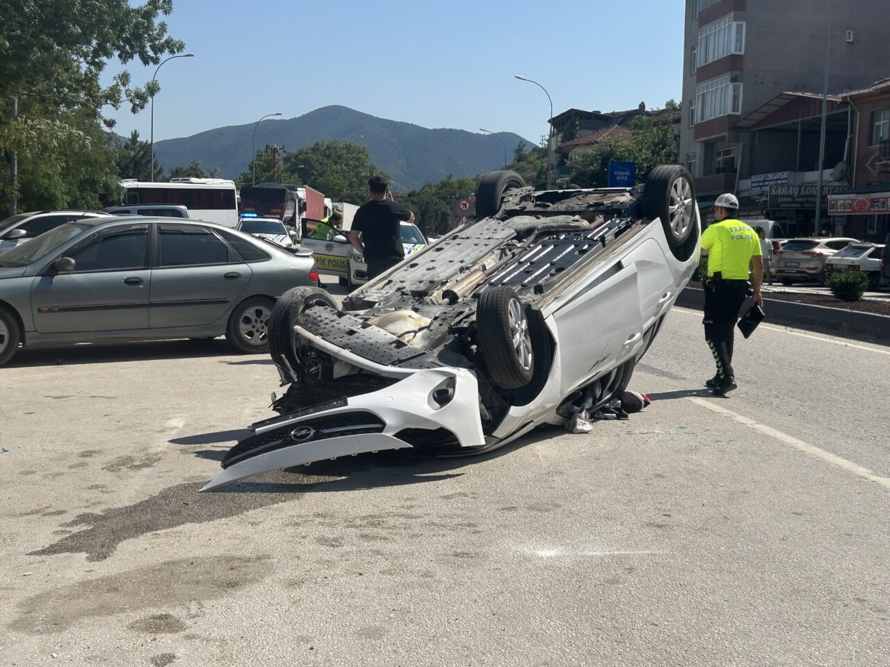 BİLECİK (AA) – Bilecik'te otomobilin devrilmesi sonucu 2 kişinin yaralandığı