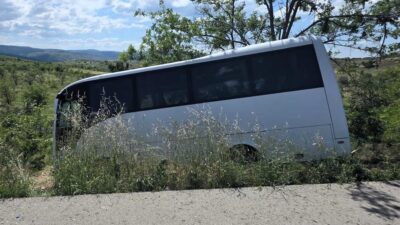 BİLECİK (AA) – Bilecik'in Söğüt ilçesinde yolcu midibüsünün yoldan çıkması
