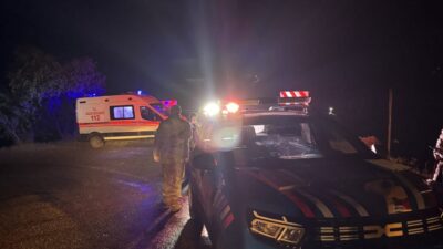 BİNGÖL (AA) – Bingöl'ün Yedisu ilçesinde otomobilin dere yatağına devrilmesi