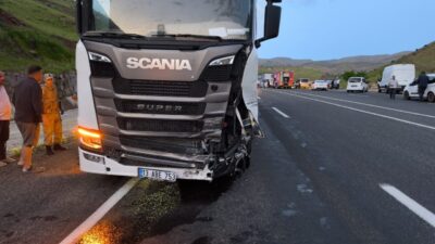 BİNGÖL (AA) – Bingöl'ün Solhan ilçesinde otomobil ile tırın çarpışması