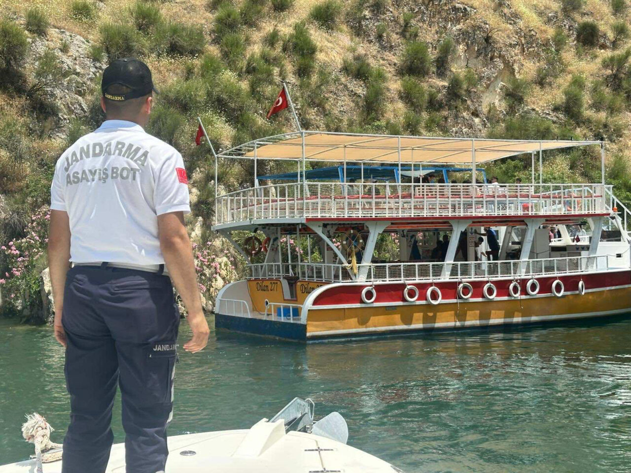 ŞANLIURFA (AA) – Şanlıurfa'nın Halfeti ilçesindeki Birecik Baraj Gölü'nde arızalanarak