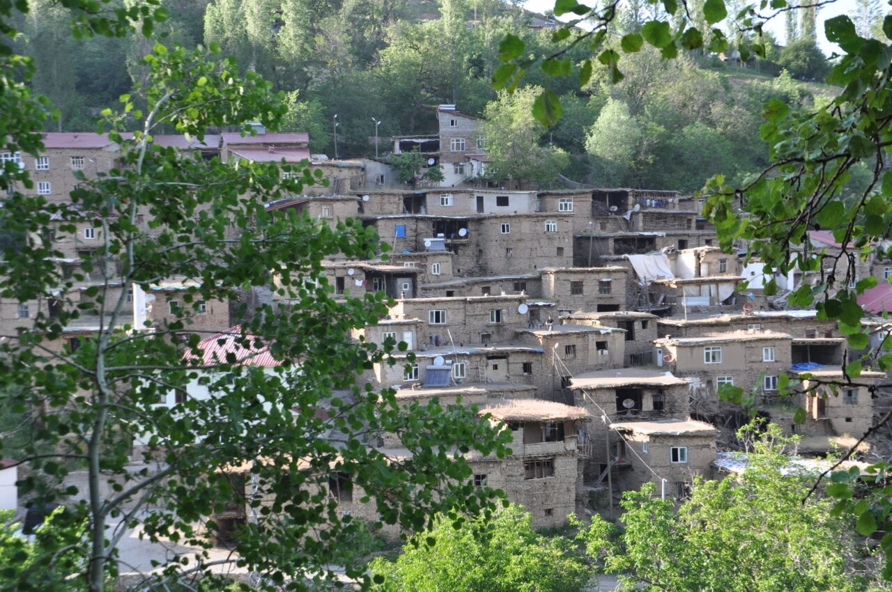 BİTLİS (AA) – Bitlis'in Hizan ilçesindeki köylerde bulunan yaklaşık 300