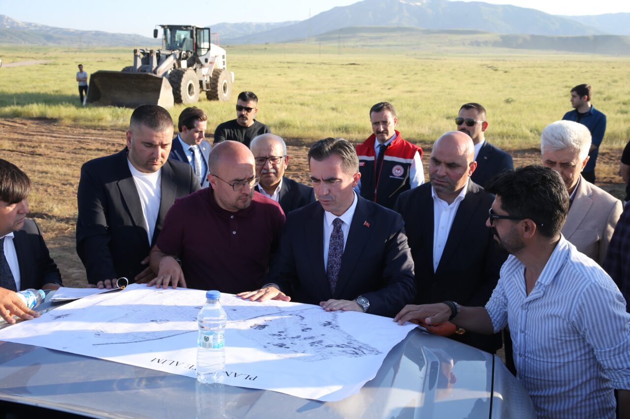 - Bitlis Valisi Ahmet Karakaya:
- "128 hektar olan bu alan