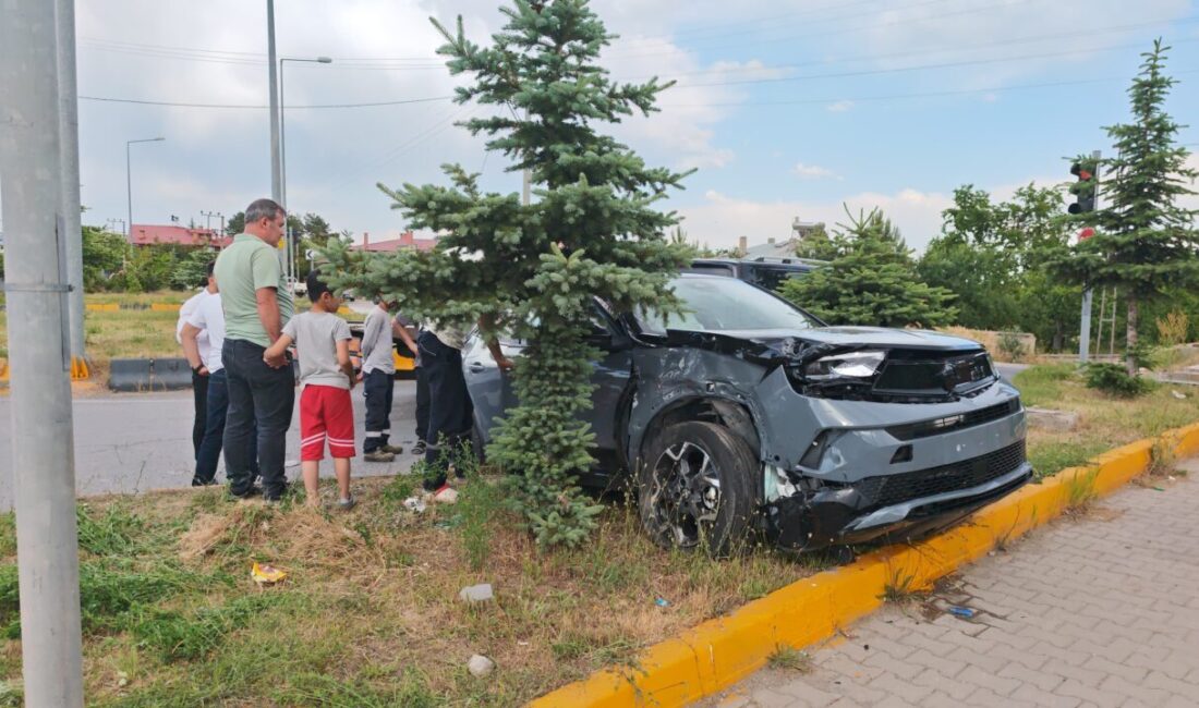 BİTLİS (AA) – Bitlis'in Ahlat ilçesinde ambulans ile SUV tipi