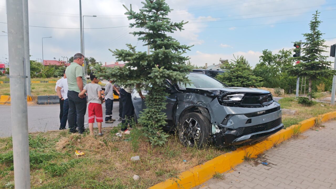 BİTLİS (AA) – Bitlis'in Ahlat ilçesinde ambulans ile SUV tipi