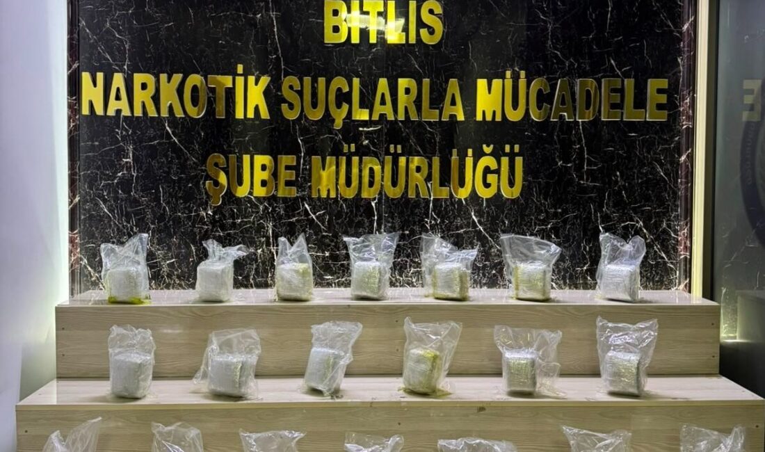 BİTLİS (AA) – Bitlis'te aracın yakıt deposuna gizlenmiş 15 kilo