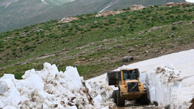 BİTLİS (AA) – Bitlis'in Hizan ilçesinde kar nedeniyle kapalı olan