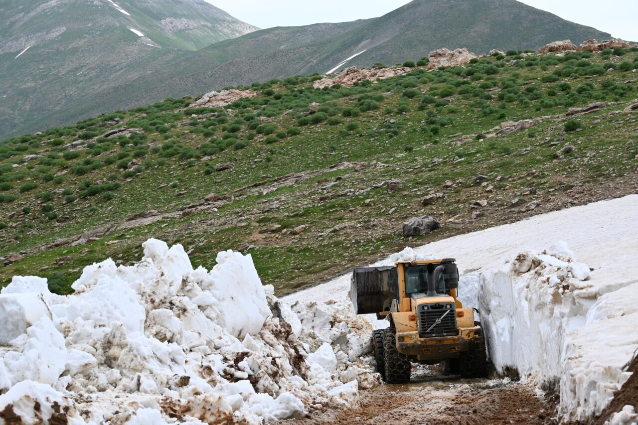 BİTLİS (AA) – Bitlis'in Hizan ilçesinde kar nedeniyle kapalı olan