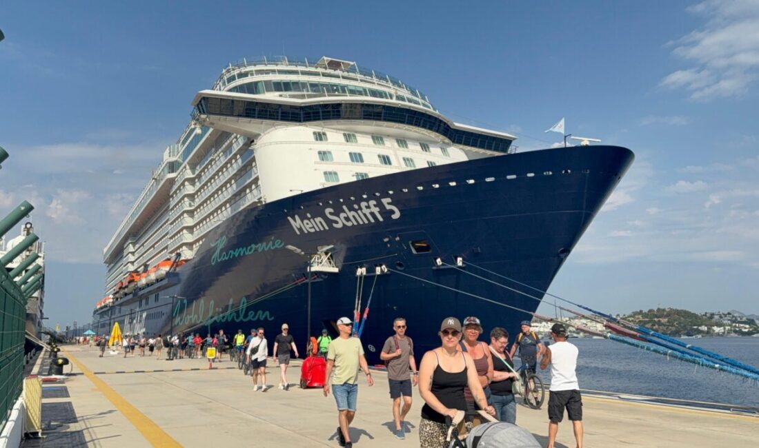 MUĞLA (AA) – Muğla'nın Bodrum ilçesine "Mein Schiff 5" ve