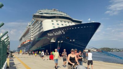 MUĞLA (AA) – Muğla'nın Bodrum ilçesine "Mein Schiff 5" ve