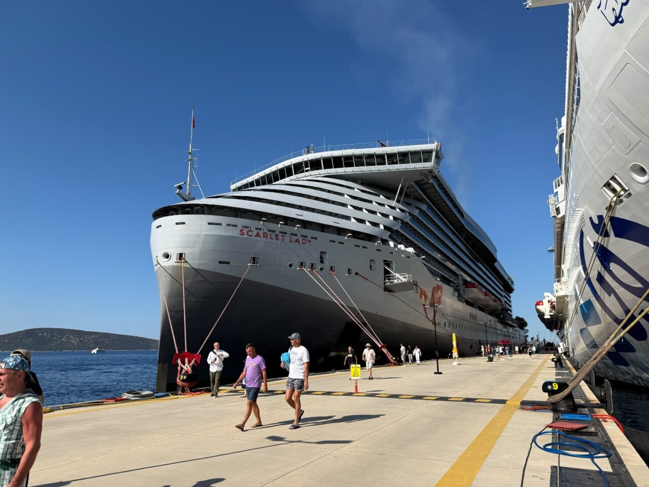 MUĞLA (AA) – Muğla'nın Bodrum ilçesine "Aroya" ve "Scarlet Lady"