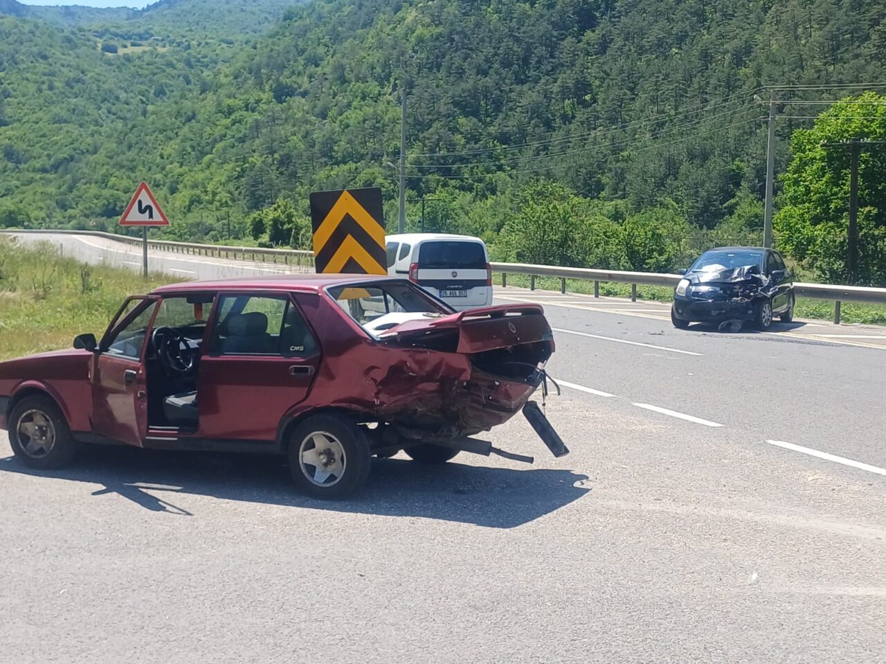 BOLU (AA) – Bolu'nun Mengen ilçesinde iki otomobilin çarpışması sonucu