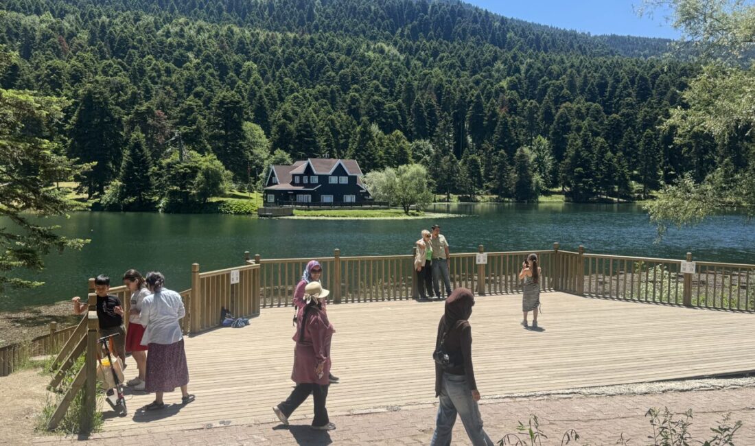 BOLU (AA) – Bolu'da etkili olan sıcak hava nedeniyle vatandaşlar