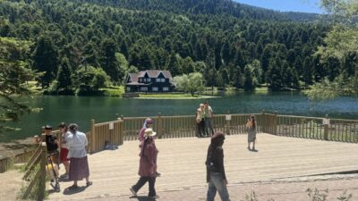 BOLU (AA) – Bolu'da etkili olan sıcak hava nedeniyle vatandaşlar